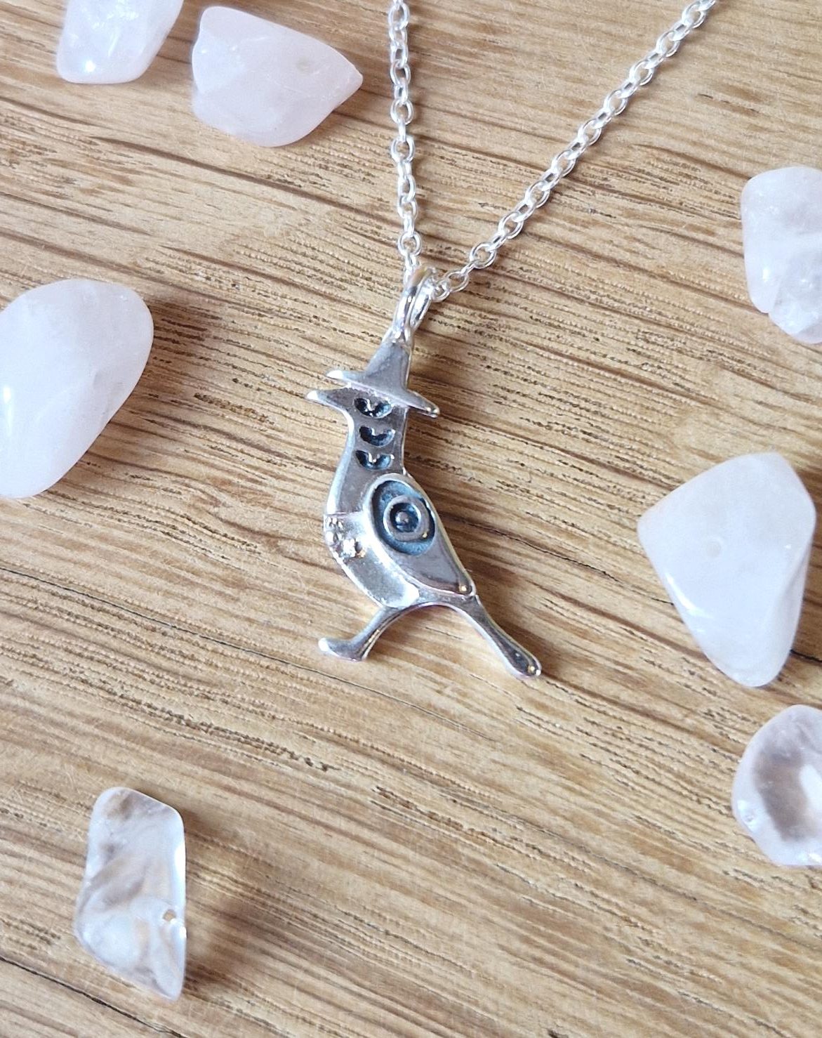 collier-sussie-kpop-demon-hunters-pie-corbeau-geek-huntrix-argent-pendentif-perseides-bijoux-fantasy1