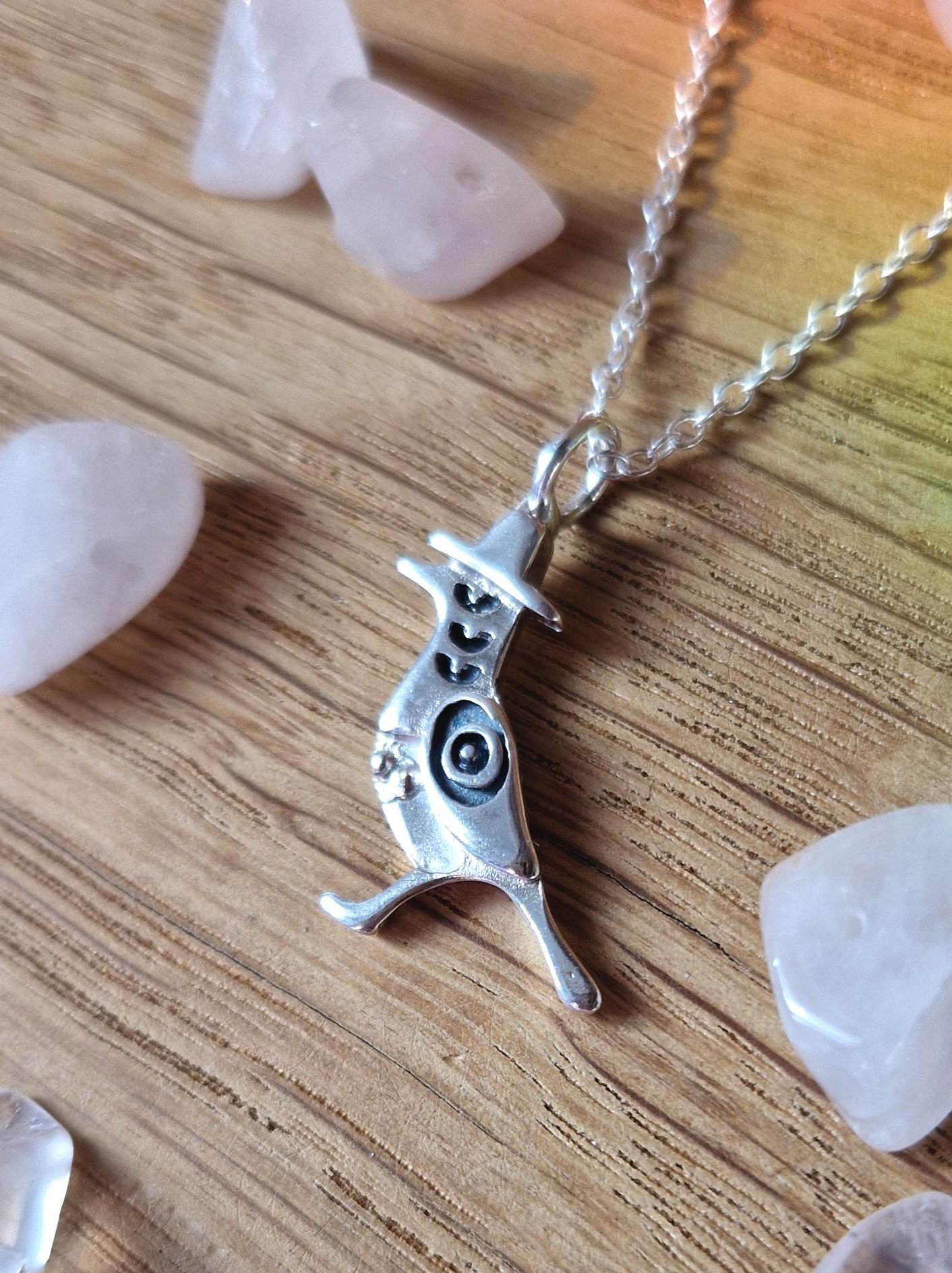 collier-sussie-kpop-demon-hunters-pie-corbeau-geek-huntrix-argent-pendentif-perseides-bijoux-fantasy2