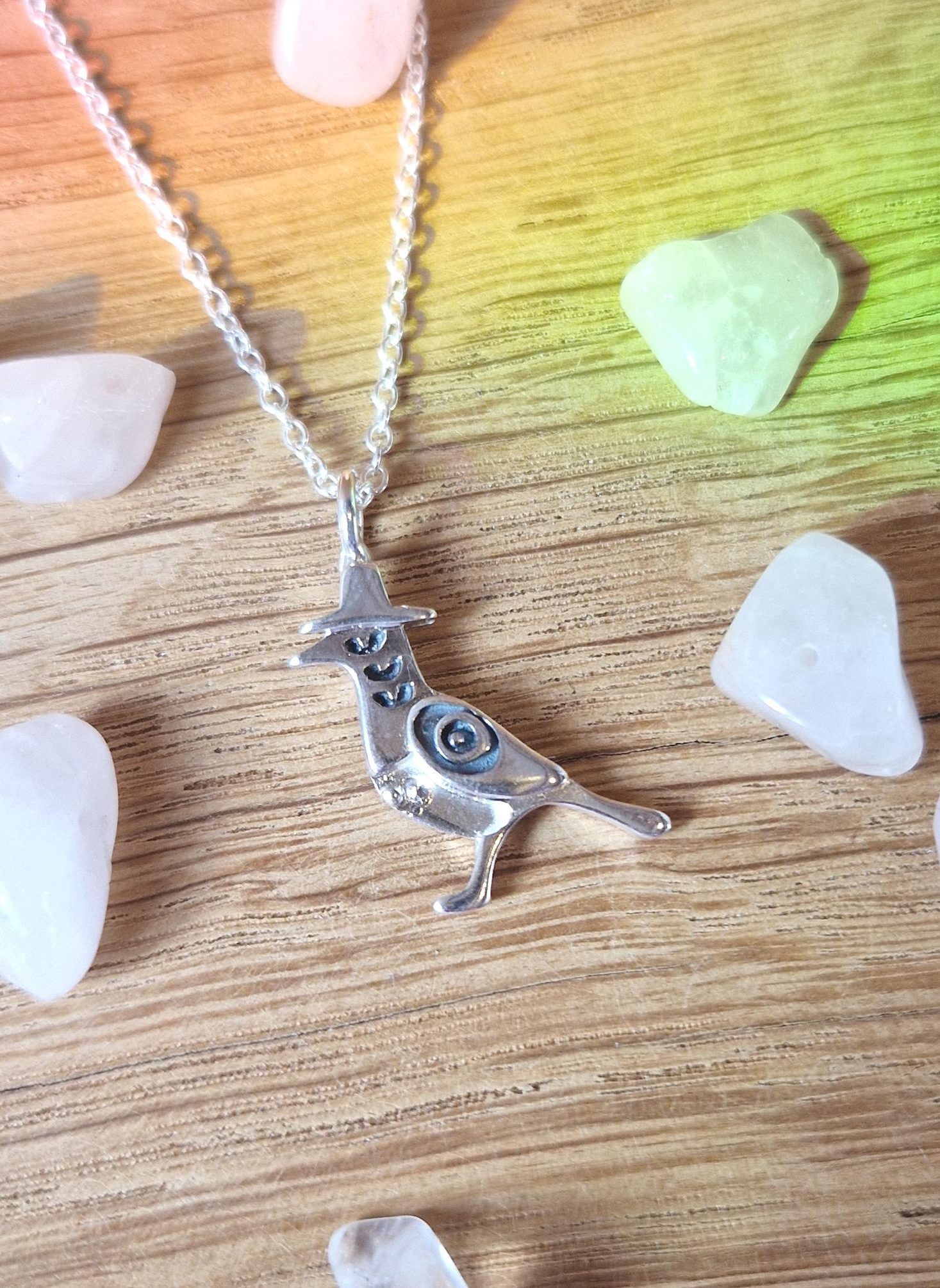 collier-sussie-kpop-demon-hunters-pie-corbeau-geek-huntrix-argent-pendentif-perseides-bijoux-fantasy3