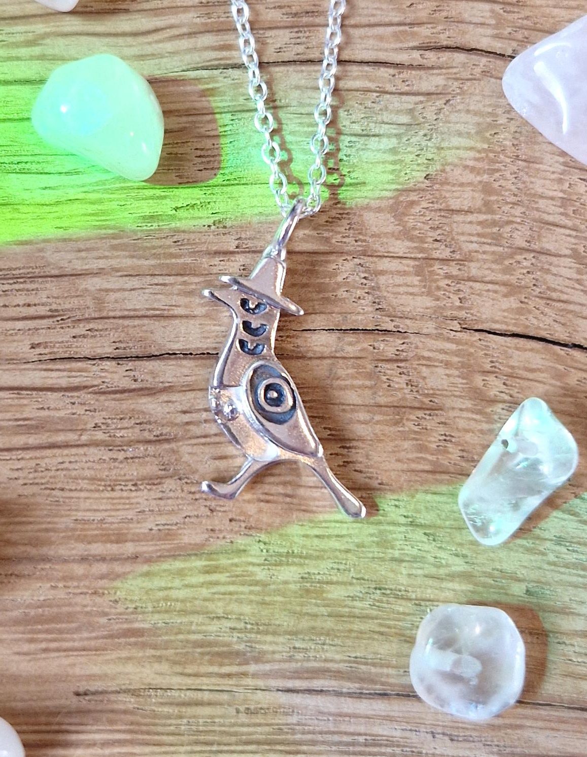 collier-sussie-kpop-demon-hunters-pie-corbeau-geek-huntrix-argent-pendentif-perseides-bijoux-fantasy4